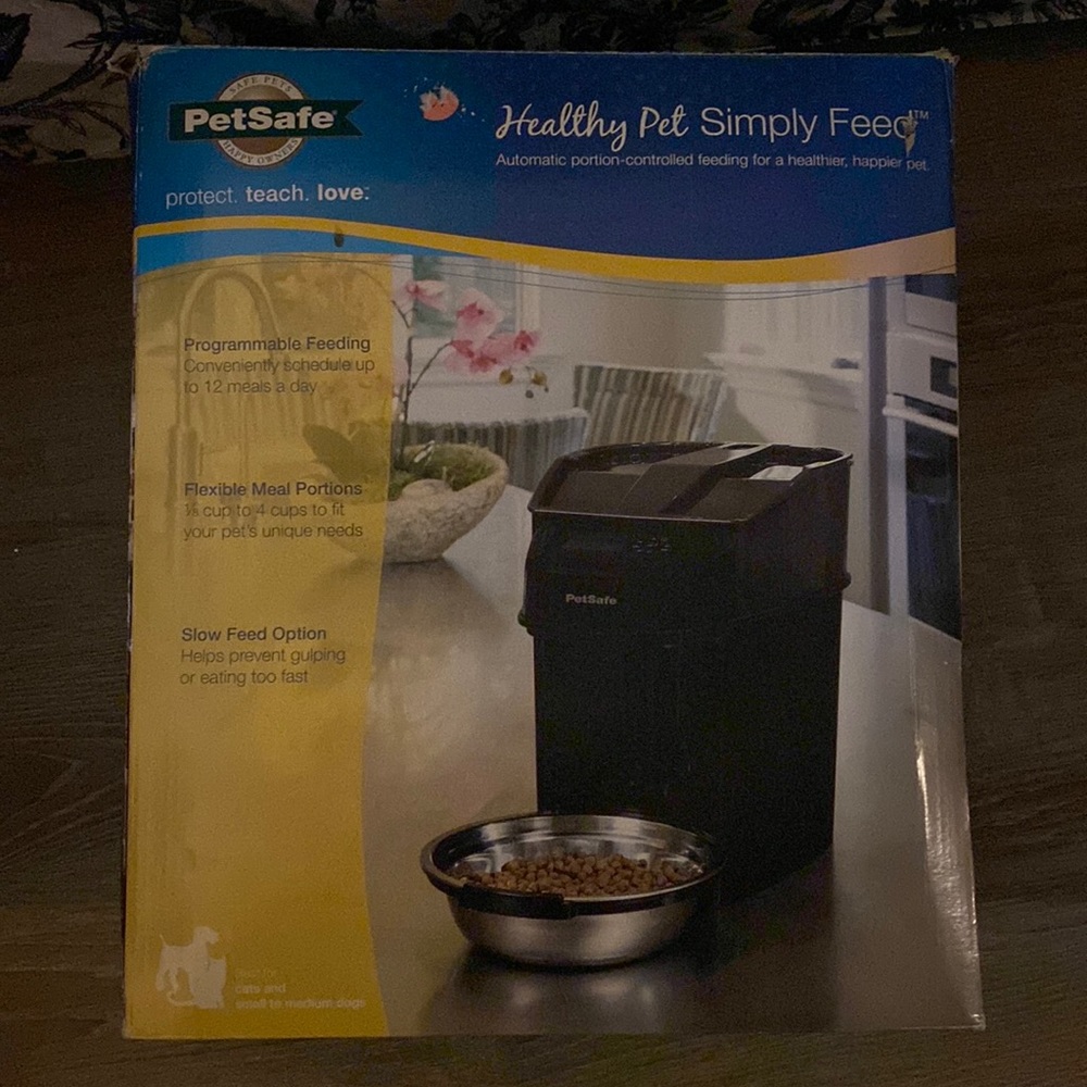Automatic pet feeder for small-medium cats or dogs